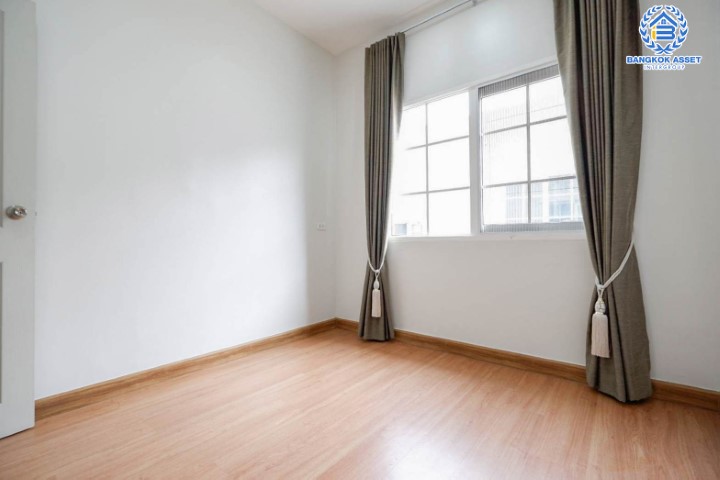 *****ทาวน์เฮ้าส์มือสองย่านกรุงเทพมหานคร ม.โกลเด้นทาวน์2 ลาดพร้าว-เกษตรนวมินทร์ หลังมุม! เนื้อที่กว้างขวางถึง 36 ตร.ว. ฟังก์ชันจัดเต็ม 4 ห้องนอน 3 ห้องน้ำ 2 ที่จอดรถ บ้านใหม่ บิวท์อินพร้อมอยู่ บนทำเลแห่งการเดินทาง ใกล้รถไฟฟ้าในอนาคตสายสีเหลือง "สถานีบางกะปิ" และทางด่วน "รามอินทรา-อาจณรงค์"